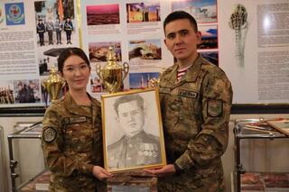 Военнослужащий нарисовал портреты для музея Национальной гвардии