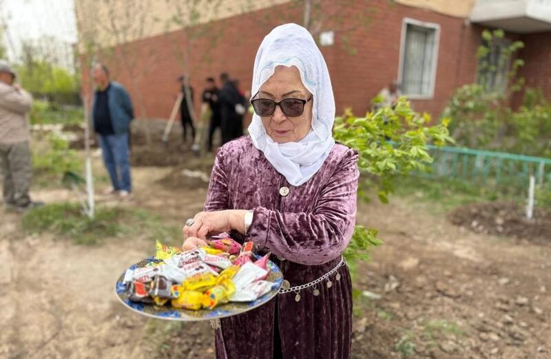 Во время субботника в Астане сшили юрту и провели соревнования по национальным играм