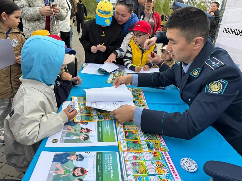 Безопасность и экологичность: промоакцию в поддержку электросамокатов провели в Астане