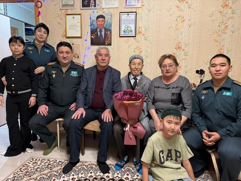 В Костанае военнослужащие поздравили ветерана войны с вековым юбилеем