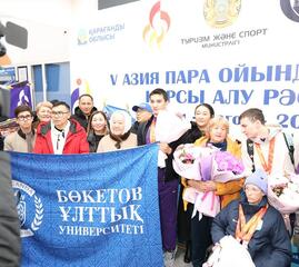 С шашу, цветами и объятиями: в Караганде встретили героев Параазиатских игр