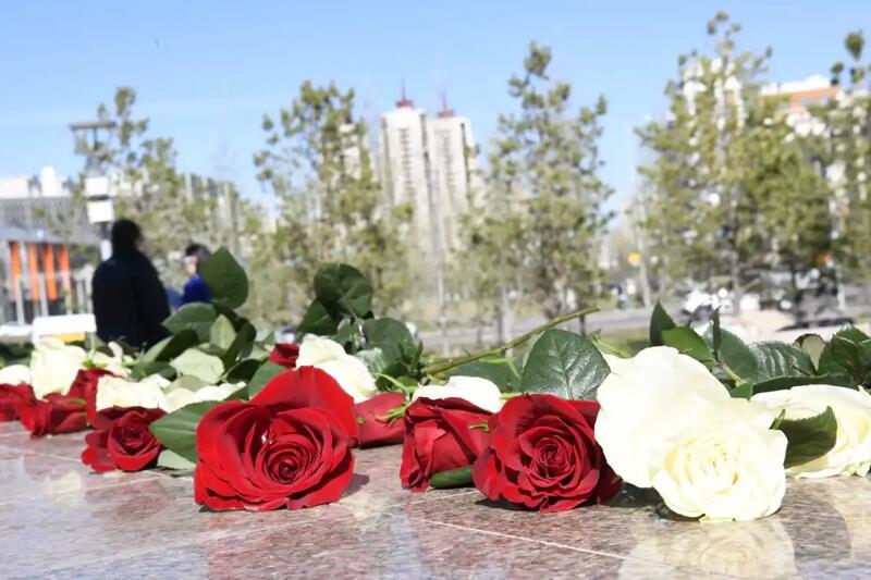 В Астане школьники возложили цветы к памятнику Бауыржана Момышулы