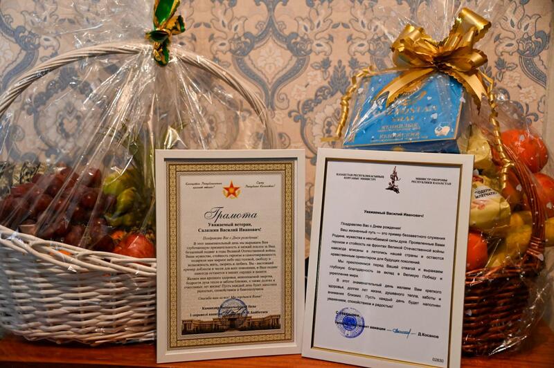 В Актау военные моряки поздравили ветерана войны с днем рождения