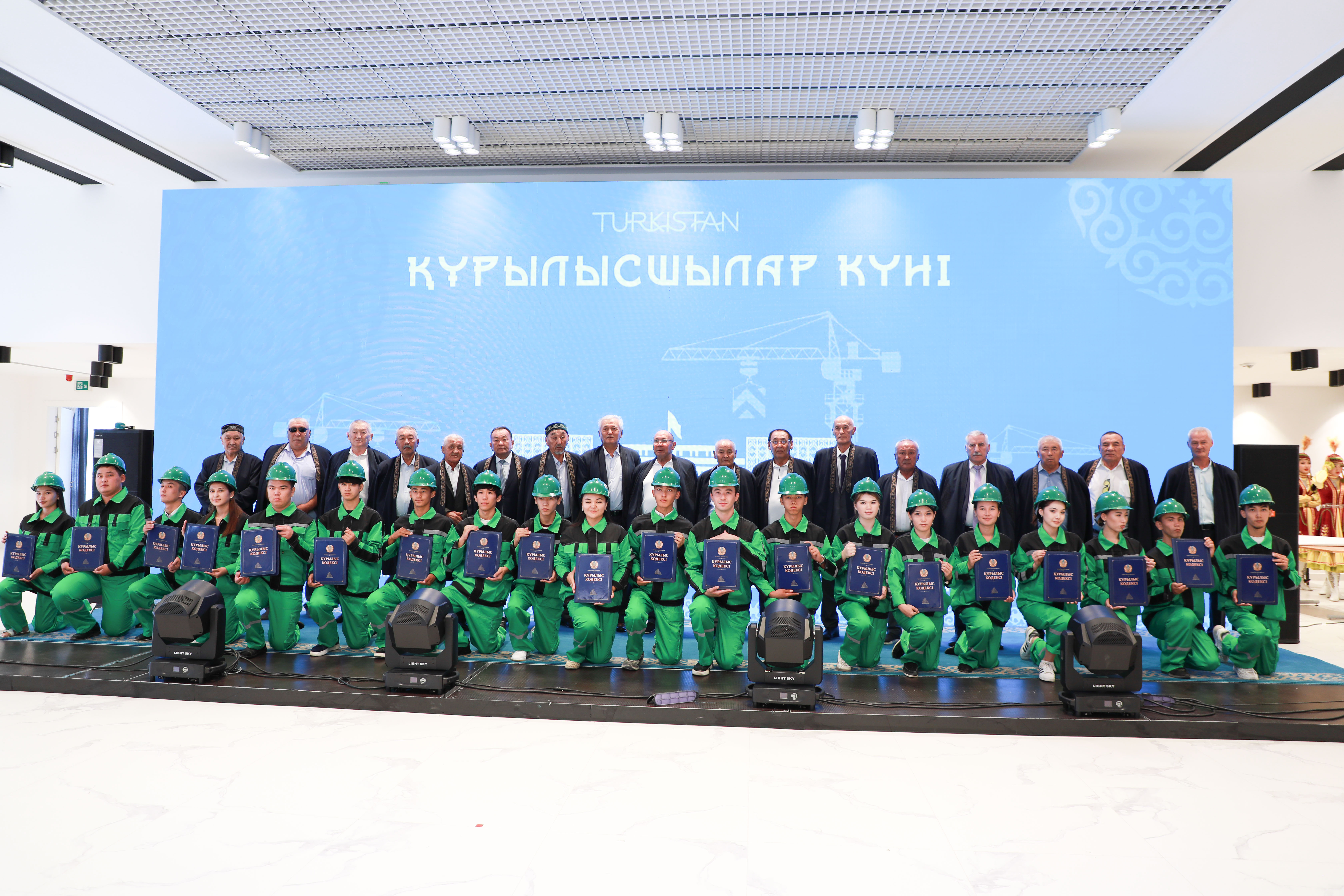 В ТУРКЕСТАНСКОЙ ОБЛАСТИ ЧЕСТВОВАЛИ СТРОИТЕЛЕЙ