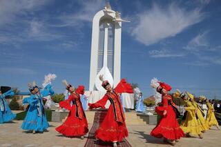 В родном селе Нургисы Тлендиева установлена мемориальная стела