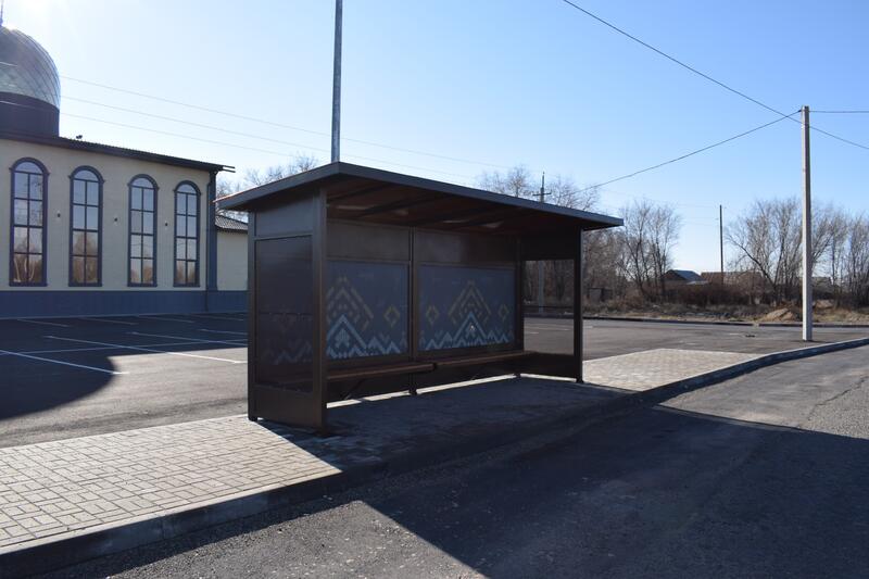 В Талдыкоргане устанавливают новые остановки в национальном стиле