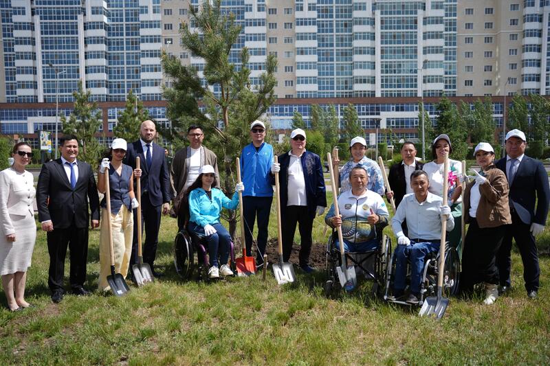 «Таза Қазақстан»: столичные параспортсмены поддержали экоакцию и высадили деревья в Астане