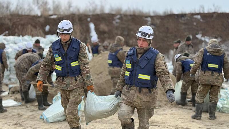 Воинские части МЧС на защите территорий от паводков