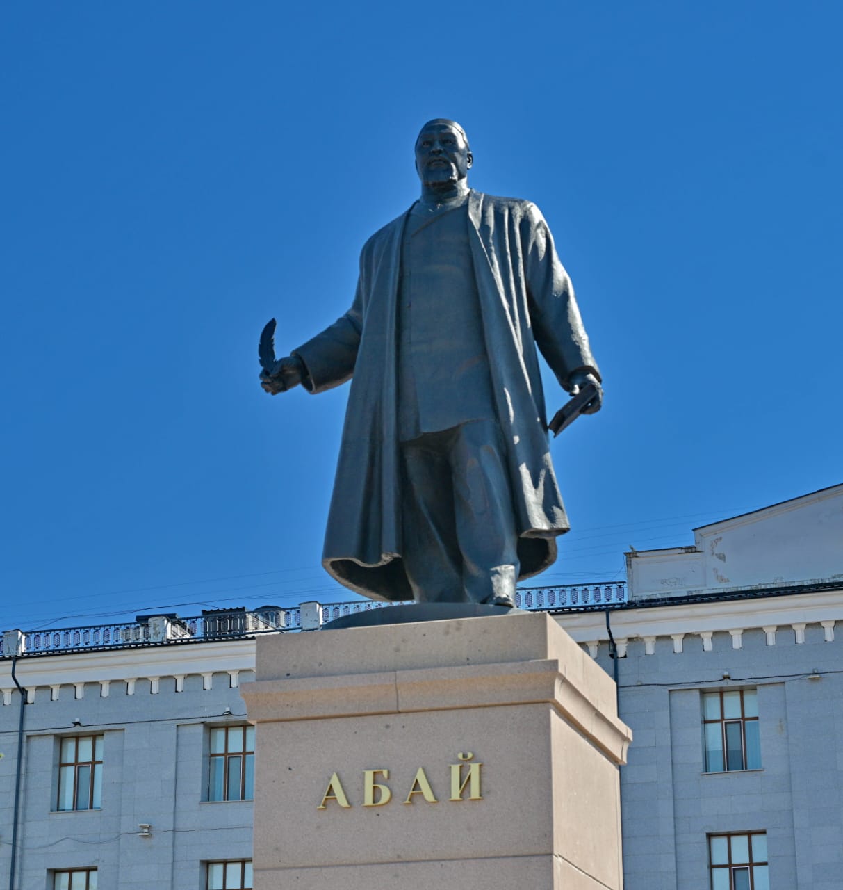 В день рождения Абая в Павлодаре возложили цветы к памятнику великому поэту