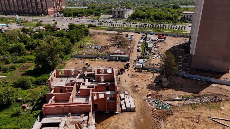 В Астане сносят незаконно построенный жилой комплекс