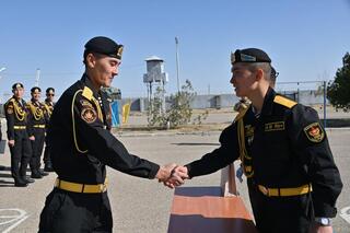 В Актау более 500 морских пехотинцев простились с Боевым знаменем