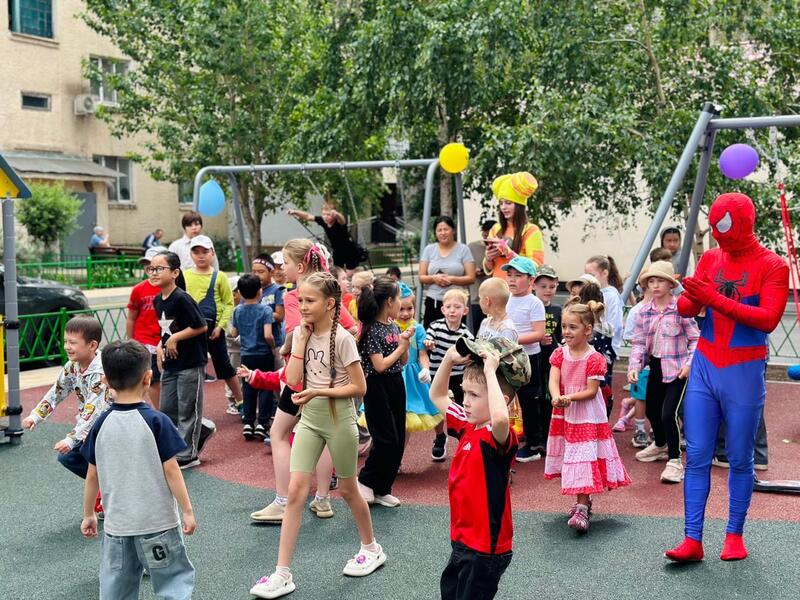 В день защиты детей 10 новых дворов открыли в столичном районе Байконыр