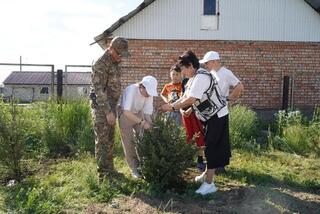 Спасатели ДЧС ВКО посадили аллею в детском доме