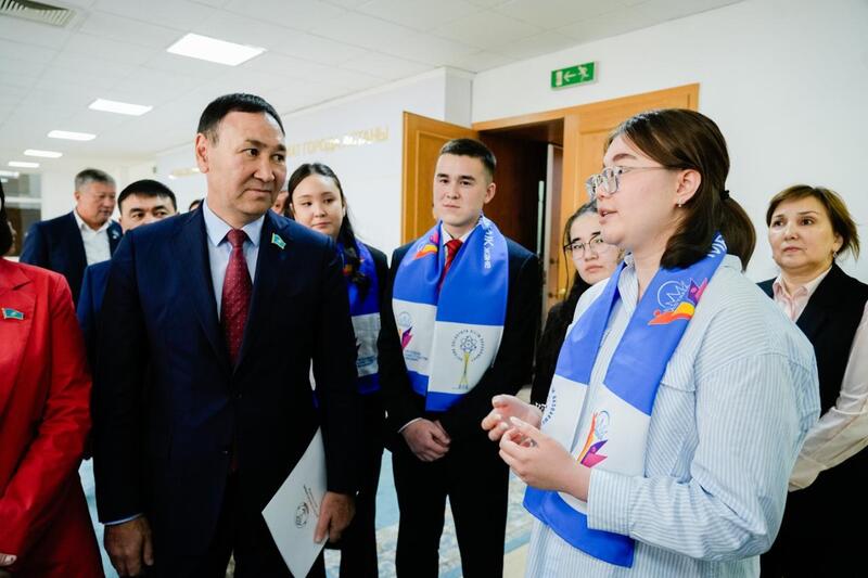 Создание безопасных пространств и развитие инфраструктуры для подростков обсудили депутаты маслихата со школьными активистами в Астане