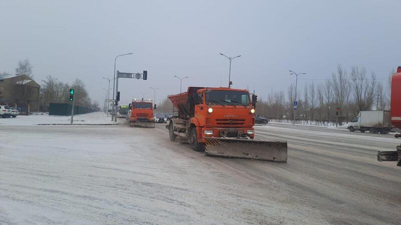 Более 1 300 единиц спецтехники задействованы в снегоуборке в Астане
