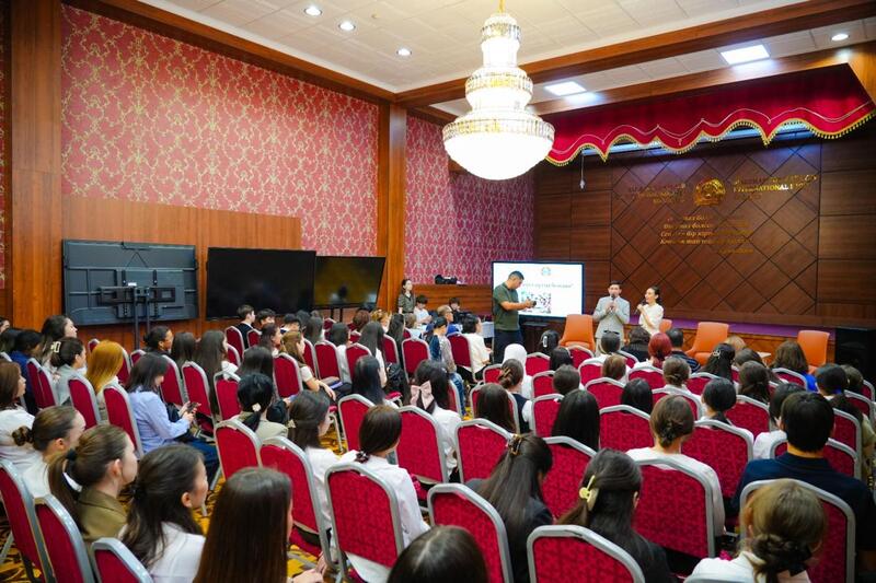 В Астане образцовые семьи наградили в номинациях «Алтын шаңырақ» и «Күміс кереге»