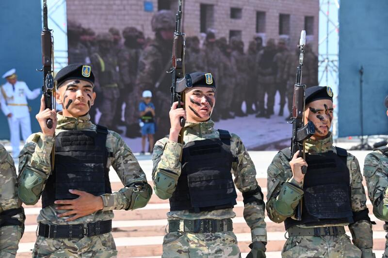 Морская доблесть Казахстана: в Актау отметили годовщину поднятия Военно-морского флага