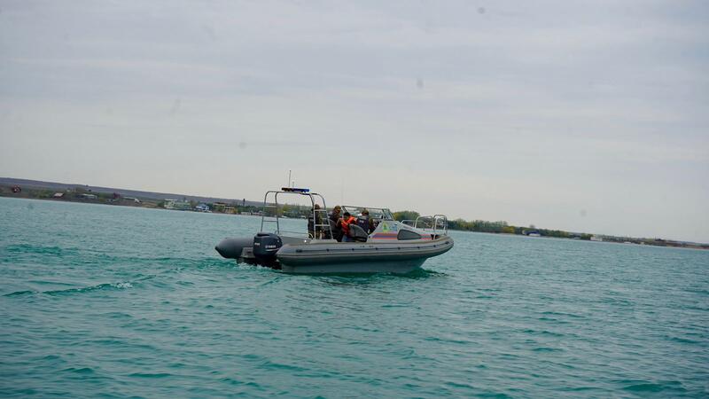 Спасатели МЧС патрулируют на акватории Капчагайского водохранилища