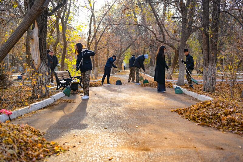 Таза Қазақстан: актюбинские экоактивисты очистили парк «Ретро»