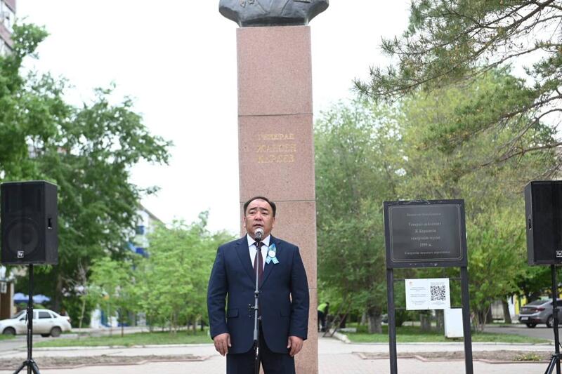 В Актобе состоялся торжественный митинг и возложение цветов к памятнику первого казахского генерал-лейтенанта Жансена Кереева