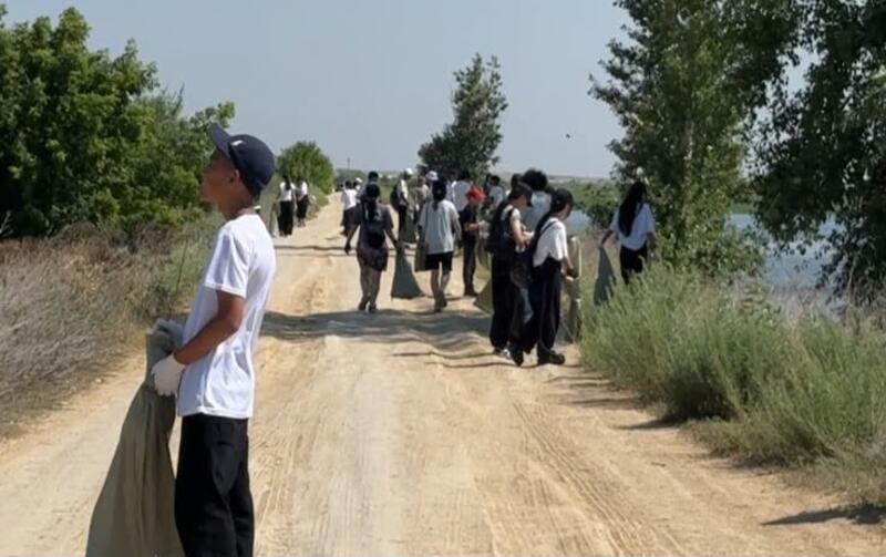 «Таза Қазақстан»: молодёжь Сарани очистила береговую линию водохранилища