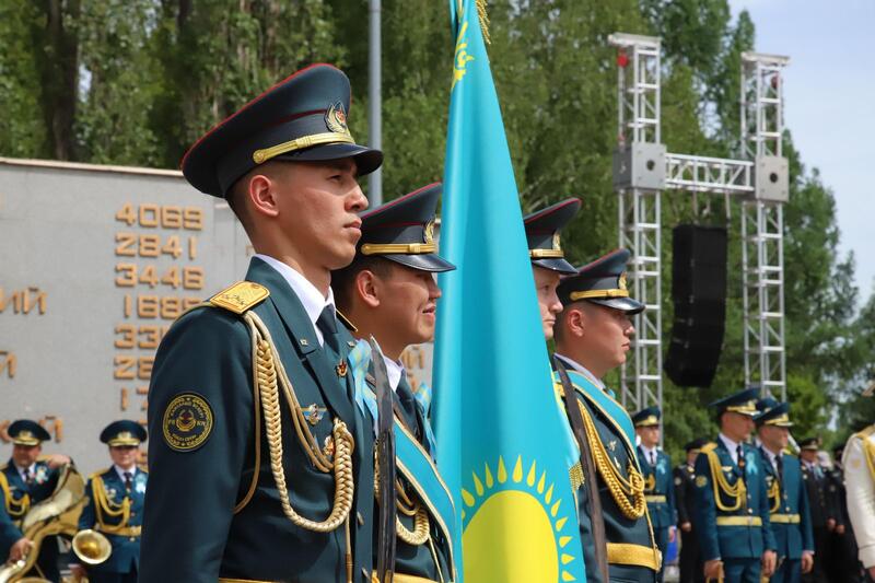 В Усть-Каменогорске у мемориала «Победа» прошла торжественная церемония возложения цветов