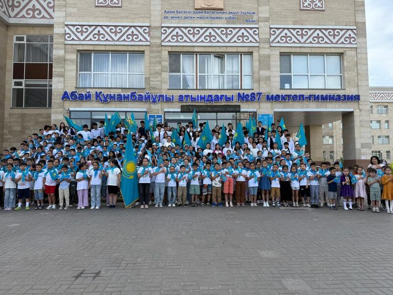 В Астане более 10 тысяч детей одновременно исполнили Государственный гимн