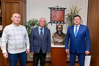 Аким области встретился с учеными-литературоведами и историками