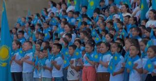 В Астане более 10 тысяч детей одновременно исполнили Государственный гимн