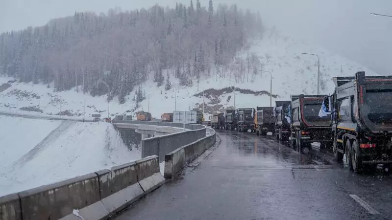 В объезд опасного серпантина: в ВКО открыли новую дорогу и самый высокогорный мост в Казахстане