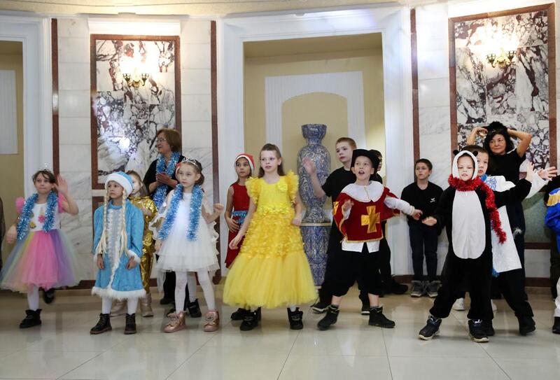 В Алматы новогодняя ёлка подарила праздник 400 воспитанникам соцучреждений