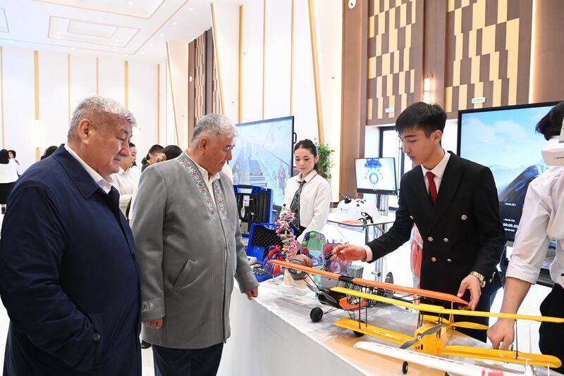 Депутаты Парламента ознакомились с работой Центра компетенций