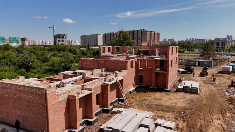 В Астане сносят незаконно построенный жилой комплекс