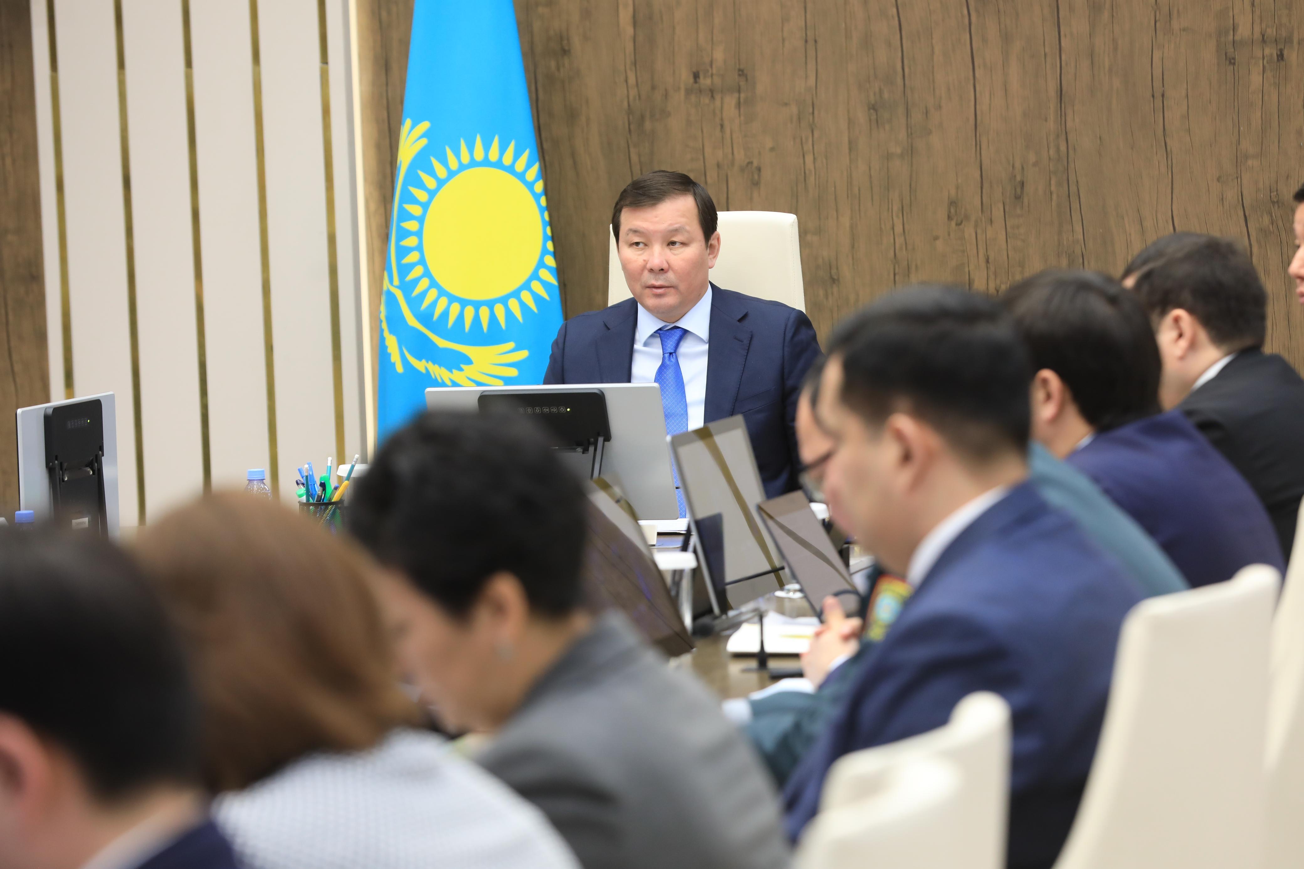 На очередном аппаратном совещании рассмотрены два вопроса