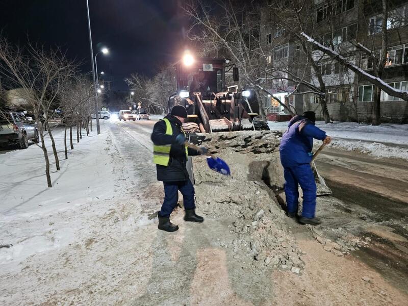 Свыше тысячи единиц спецтехники вышли на уборку снега в Астане в ночную смену