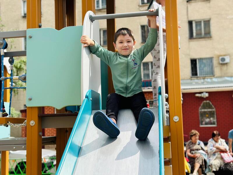 В день защиты детей 10 новых дворов открыли в столичном районе Байконыр