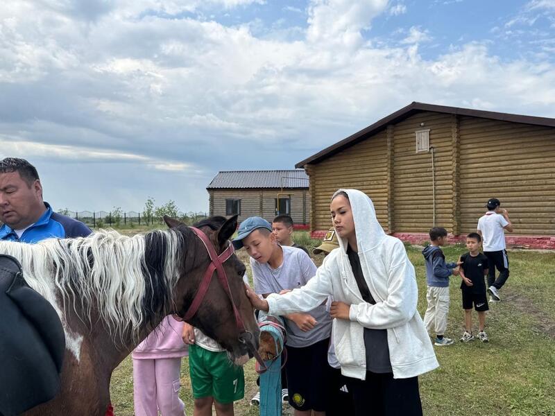 В Актюбинской области школьников обучают верховой езде и уходу за лошадьми