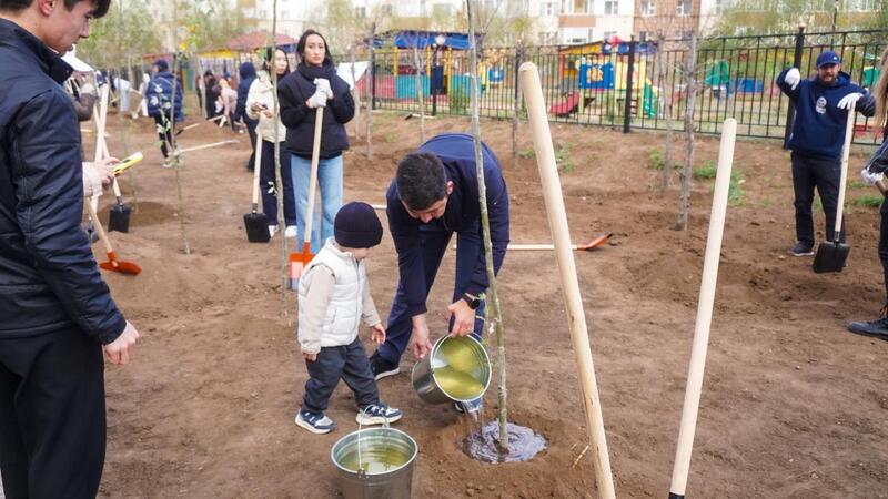В Астане в новом благоустроенном сквере высадили 250 деревьев