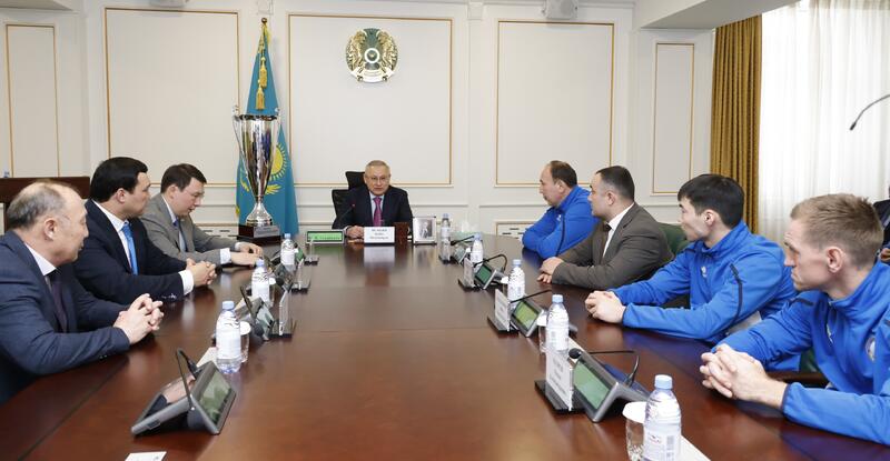 Бейбит Исабаев встретился с обладателями Кубка страны – мужской волейбольной команды «Жетісу»