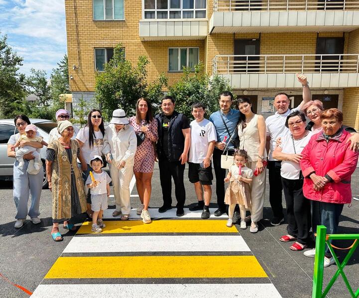 В день защиты детей 10 новых дворов открыли в столичном районе Байконыр