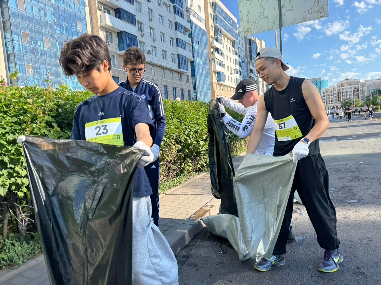 Участники Astana Half Marathon провели плоггинг в поддержку акции «Таза Қазақстан»