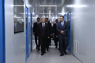 Глава государства ознакомился с деятельностью фармацевтических предприятий Жамбылской области