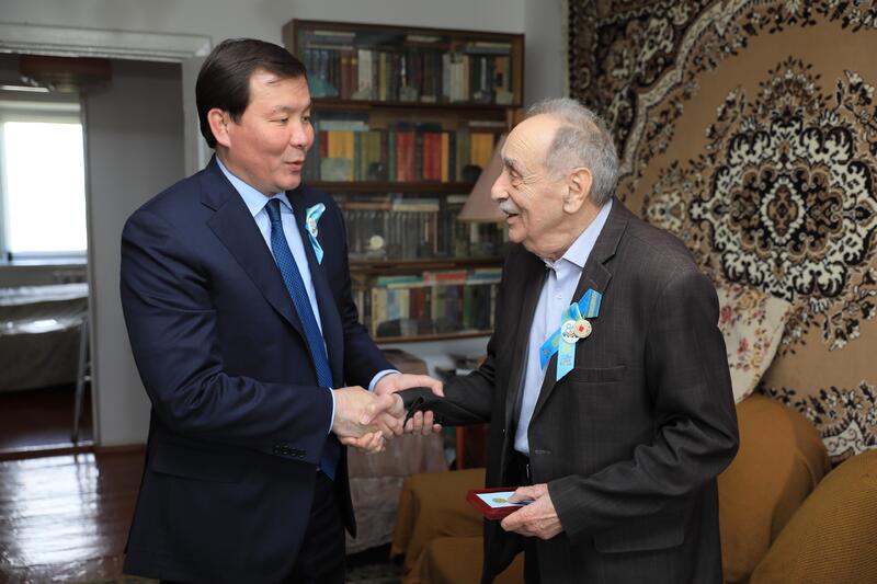 80 лет Победы: глава региона наградил тружеников тыла юбилейными медалями