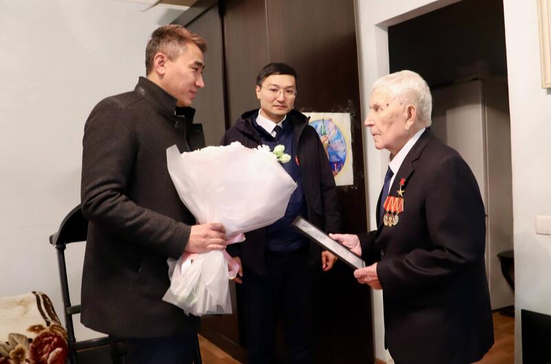 О. Анафин поздравил ветеранов труда с Днем пожилых людей