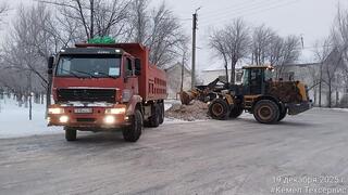 Более 1200 единиц спецтехники заняты в снегоуборочных работах в Астане