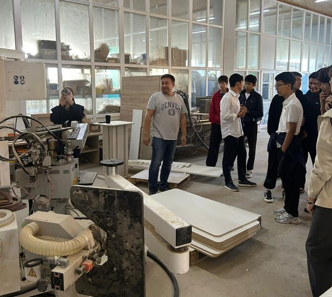 В Косшы для школьников провели экскурсию на мебельное производство