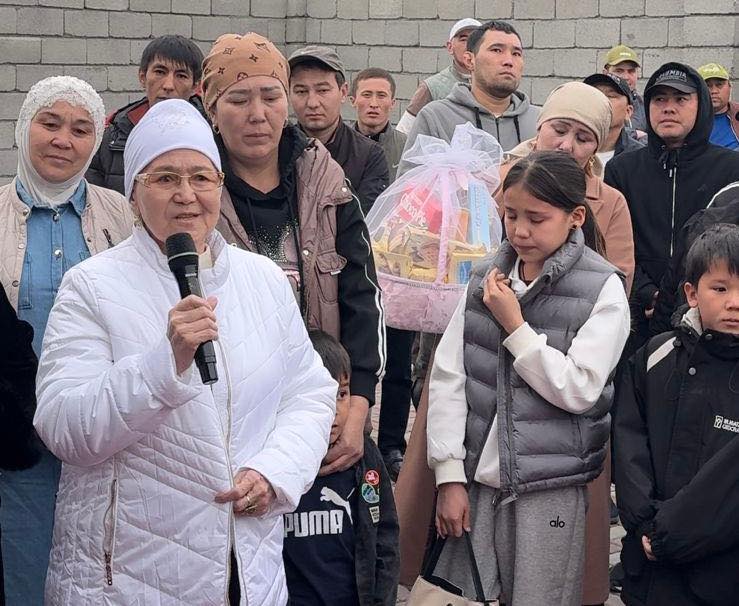 МОЛОДЕЖЬ ТУРКЕСТАНА ПОДАРИЛА ДОМ МНОГОДЕТНОЙ СЕМЬЕ