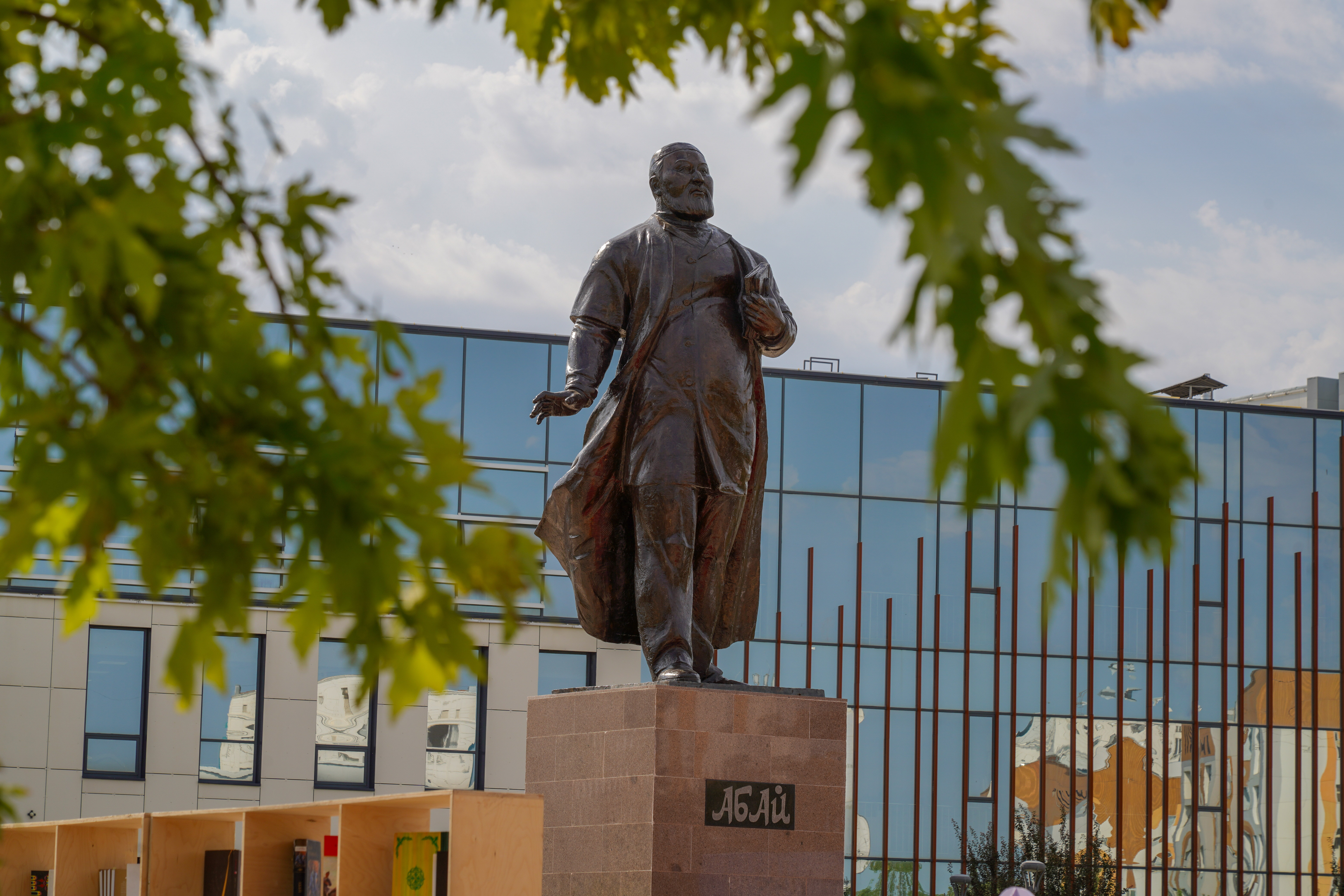 В ТУРКЕСТАНЕ ПОЧТИЛИ НАСЛЕДИЕ АБАЯ И ПОДАРИЛИ МОЛОДЕЖИ РОМАН «ПУТЬ АБАЯ»