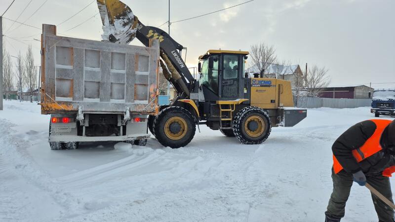 Более трех тысяч дорожных рабочих вышли на снегоуборочные работы в Астане