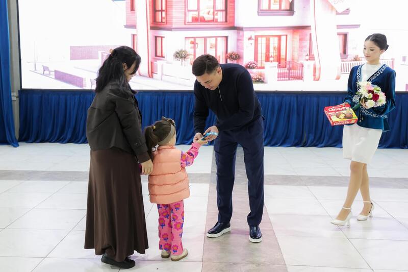 В ШЫМКЕНТЕ КЛЮЧИ ОТ КВАРТИР ПОЛУЧИЛИ НОВЫЕ СЕМЬИ ИЗ ЧИСЛА ОЧЕРЕДНИКОВ